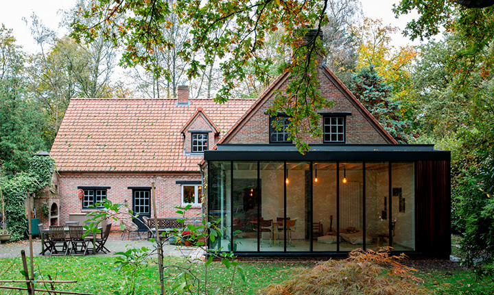 Landelijke woning met nieuwe aanbouw